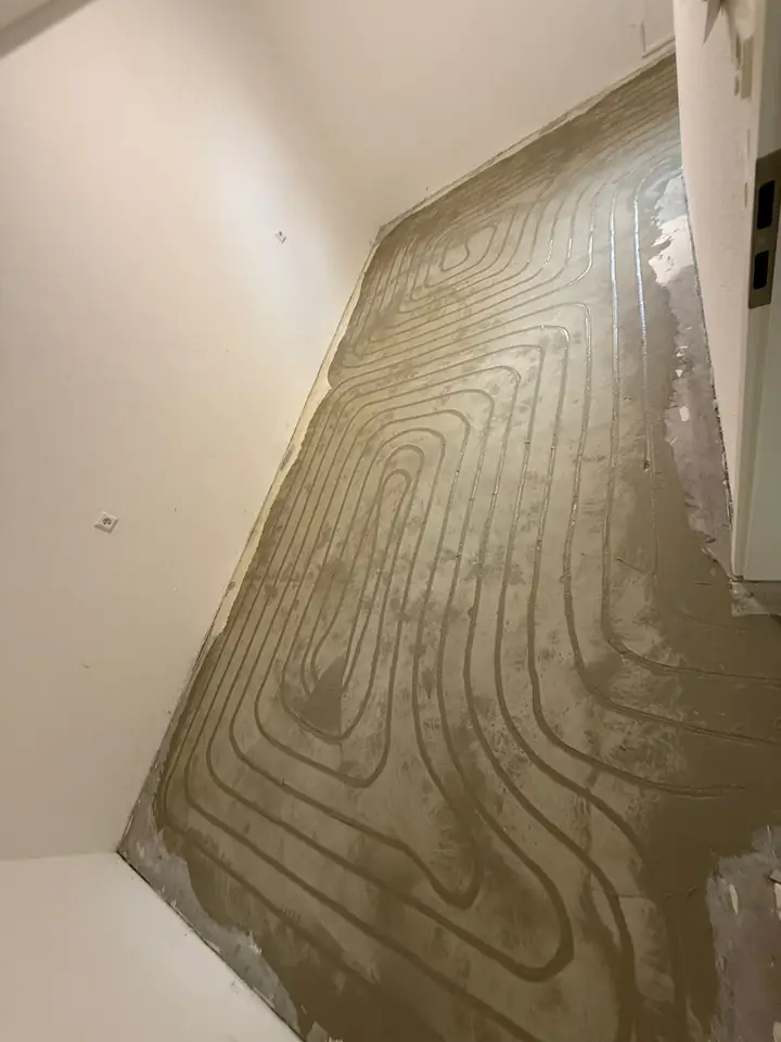 Verspachtelter Boden mit sichtbaren Heizkreisen